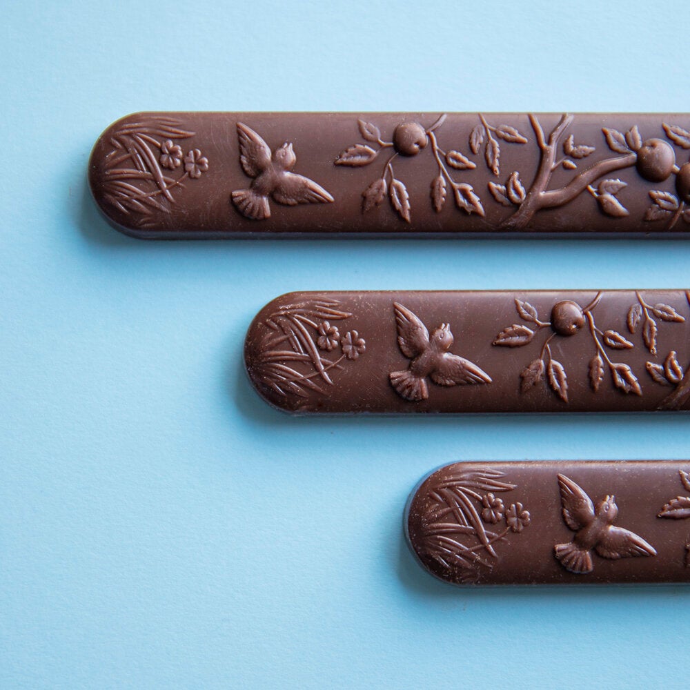 Living Lotus - UNROASTED 57% OAT MILK BEAN TO BAR CHOCOLATE - ARRIBA NACIONAL